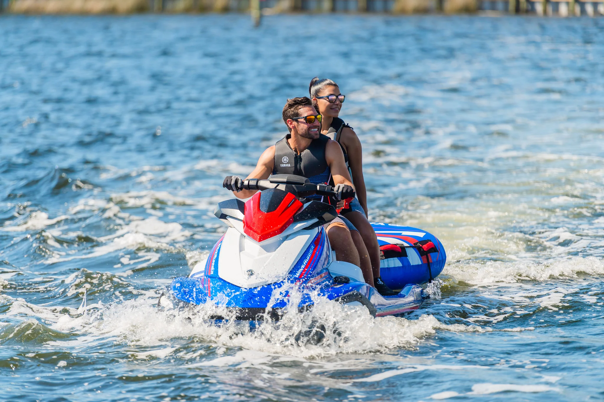 Casal pilotando Yamaha WaveRunner