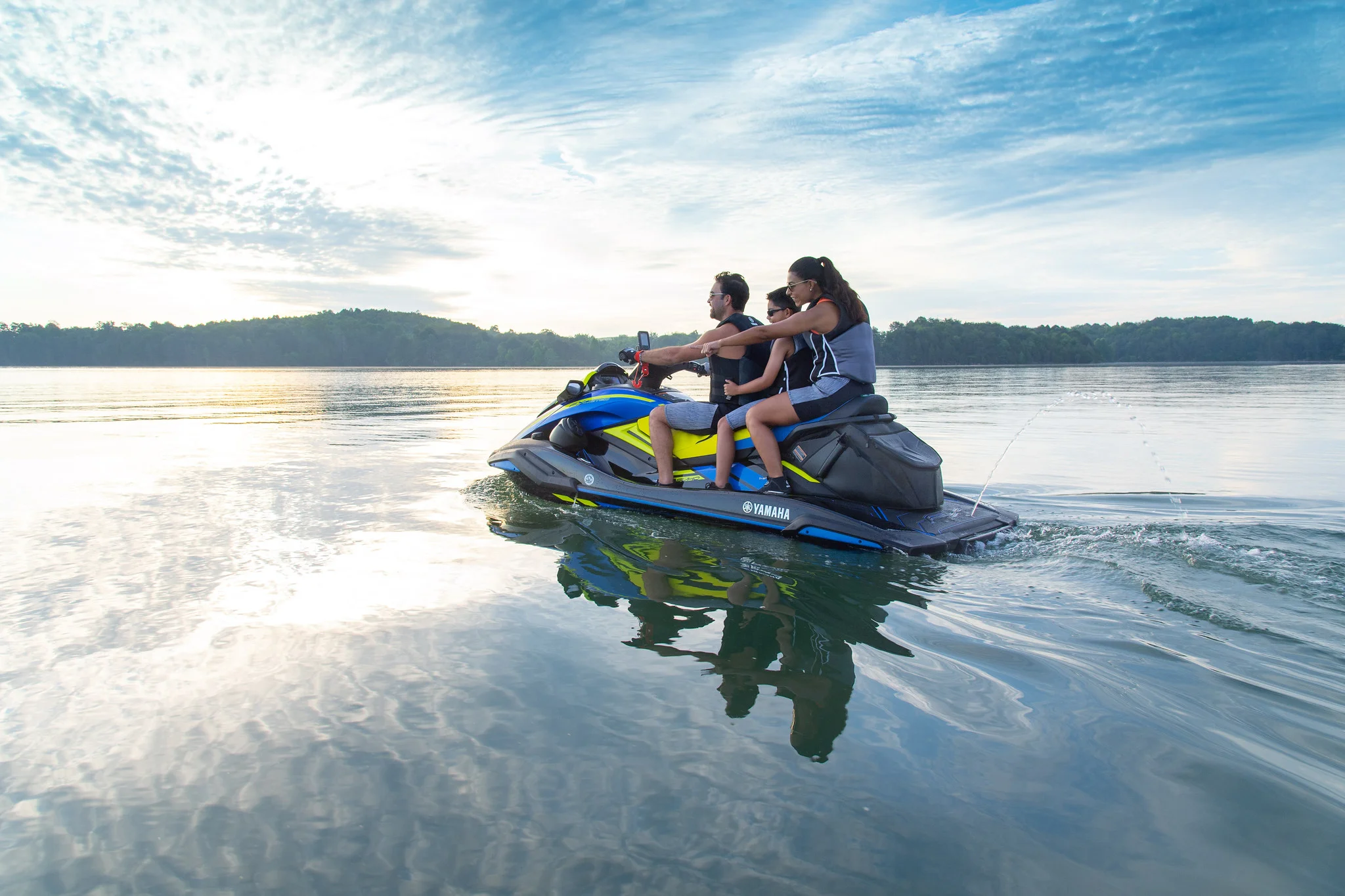 Família em jet ski Yamaha no lago