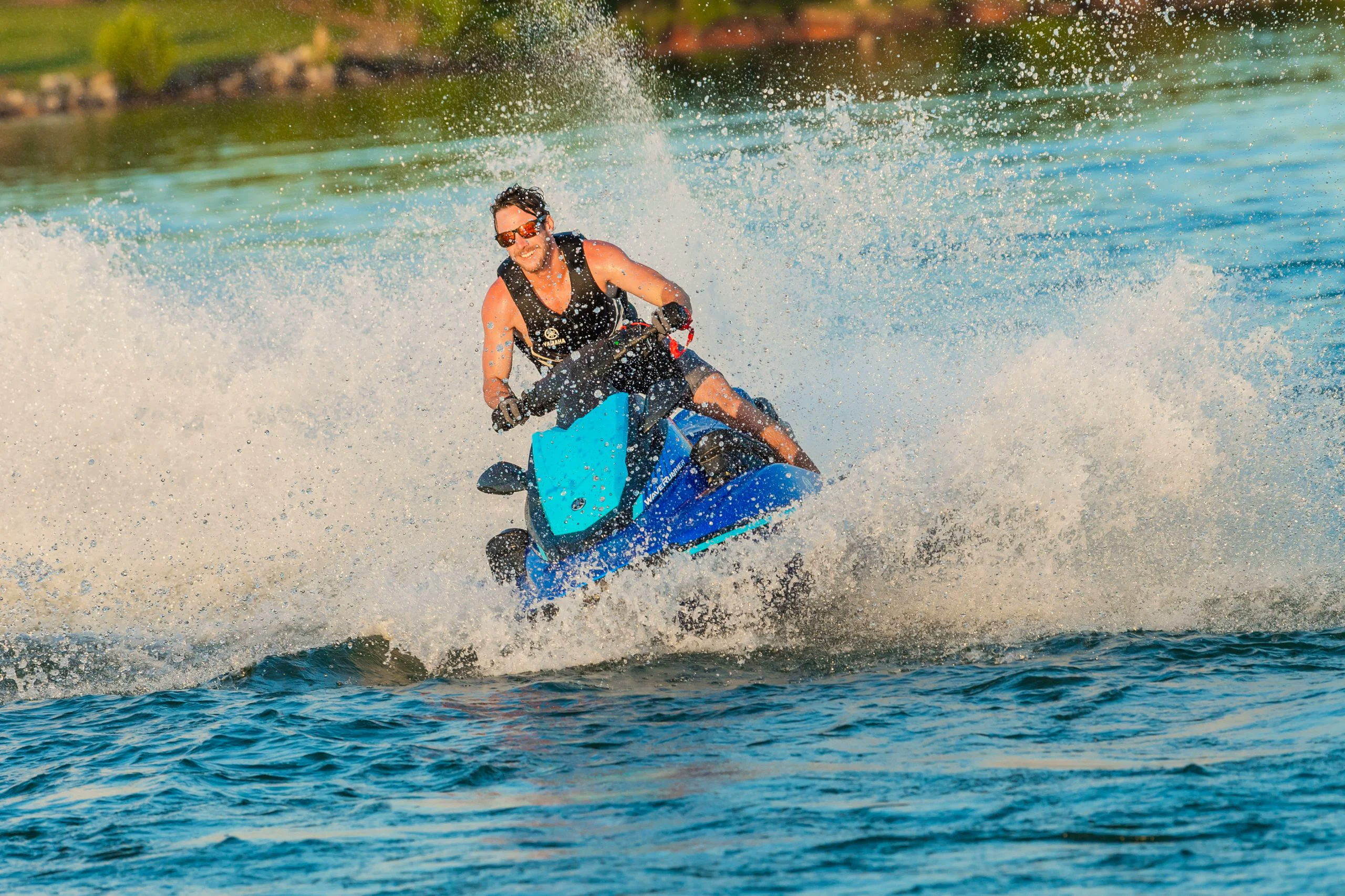 Homem pilotando jet ski com ação na água