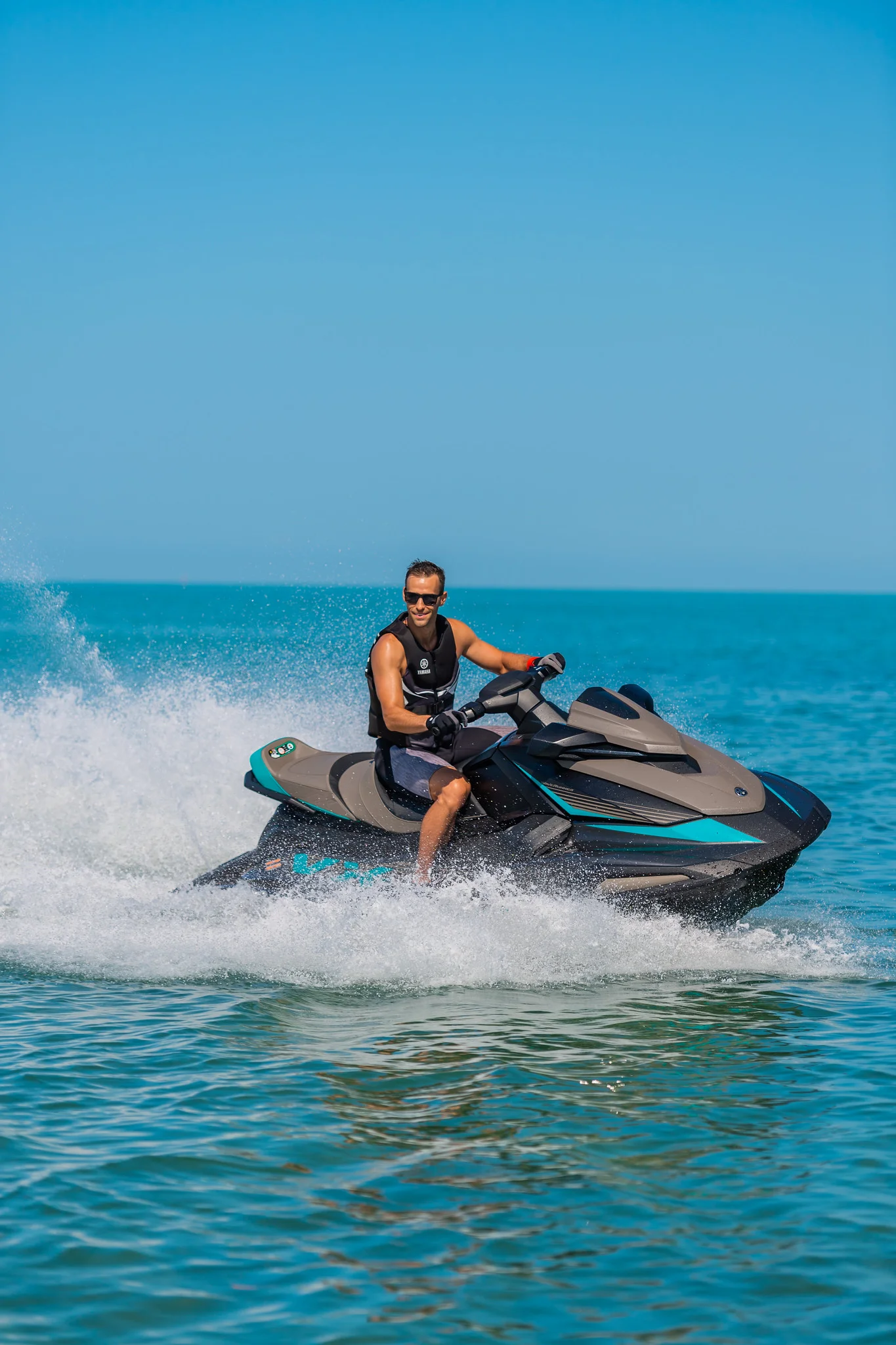 Jet ski em mar turquesa