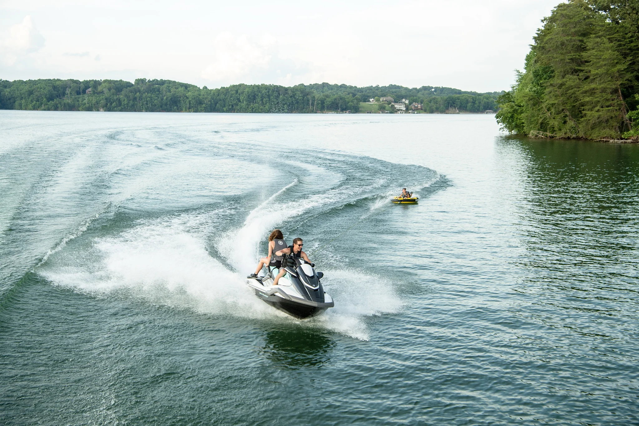 Jet ski rebocando boia no lago
