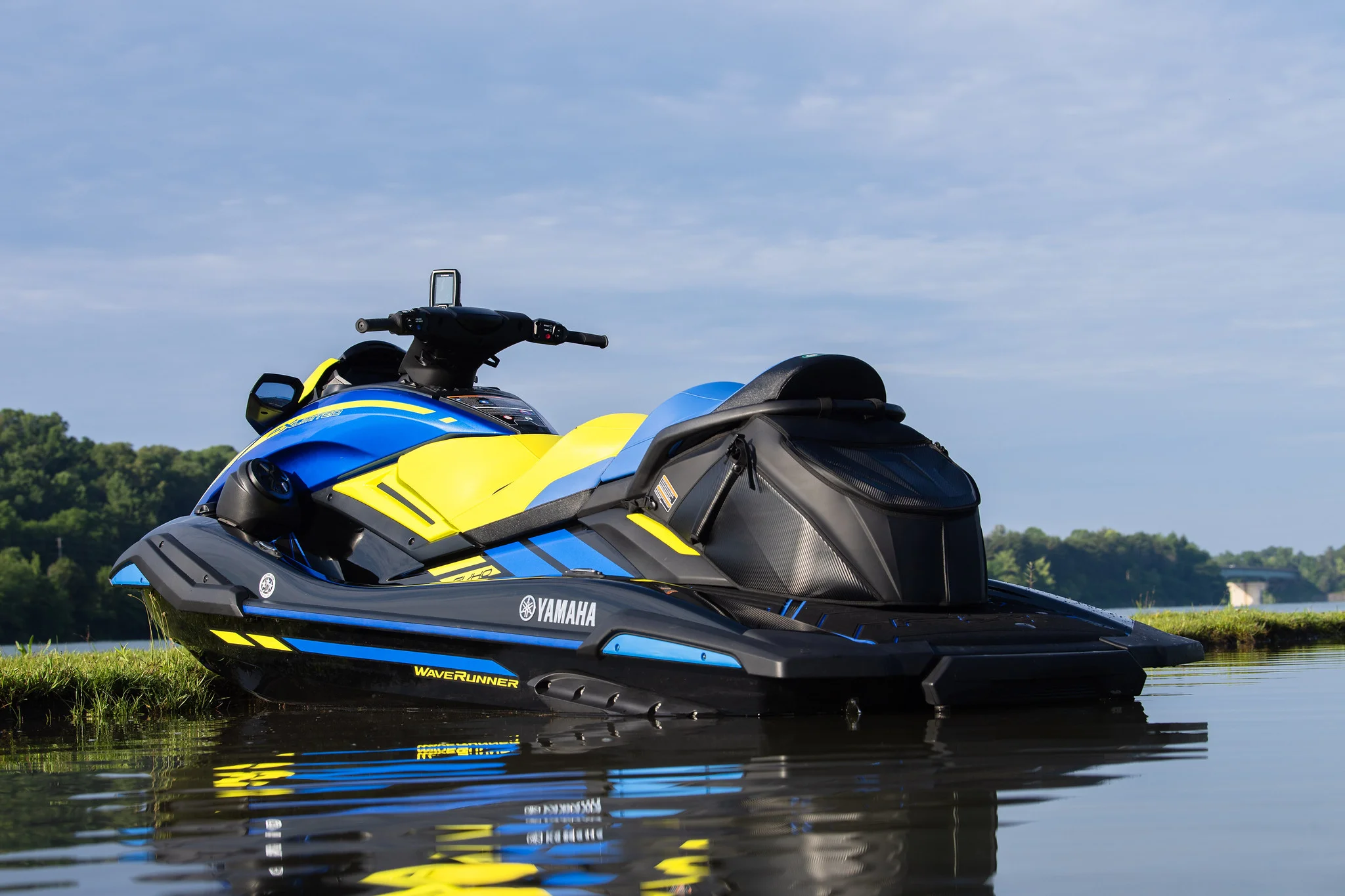 Yamaha WaveRunner azul e amarelo na água